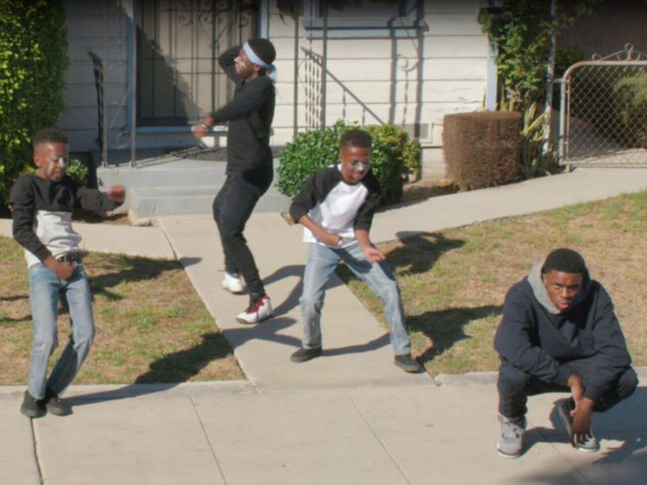 В ролике показана жизнь улиц небольшого города