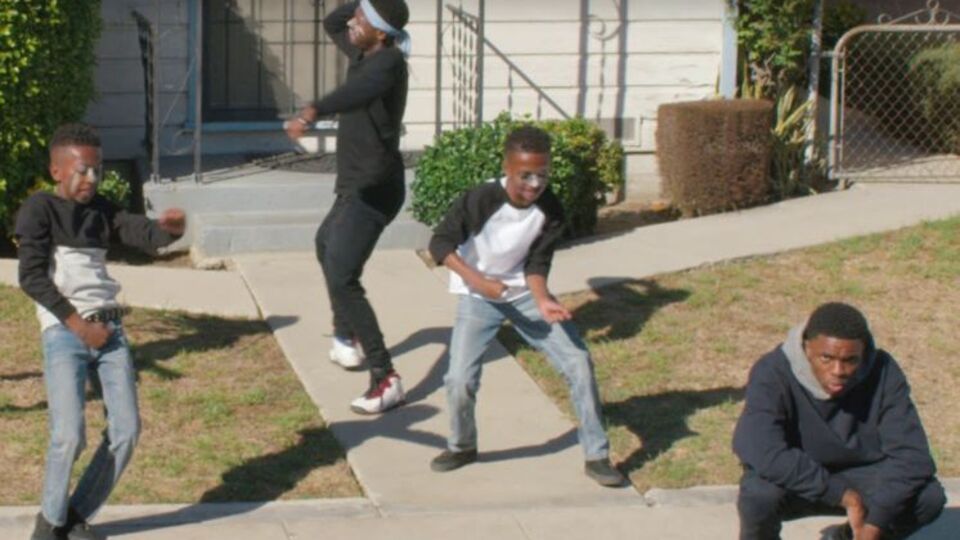 В ролике показана жизнь улиц небольшого города