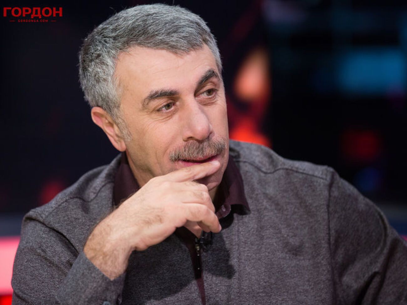Комаровский заявил, что представители нынешней власти позволяют себе бить людей в прямом эфире