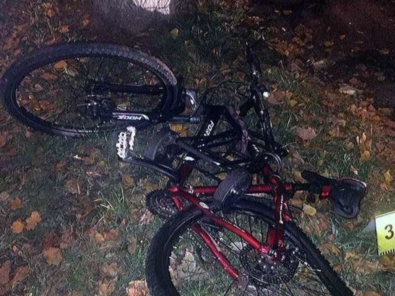 Поліцейського підозрюють у тому, що він їхав п'яним за кермом, збив велосипедиста й утік із місця ДТП