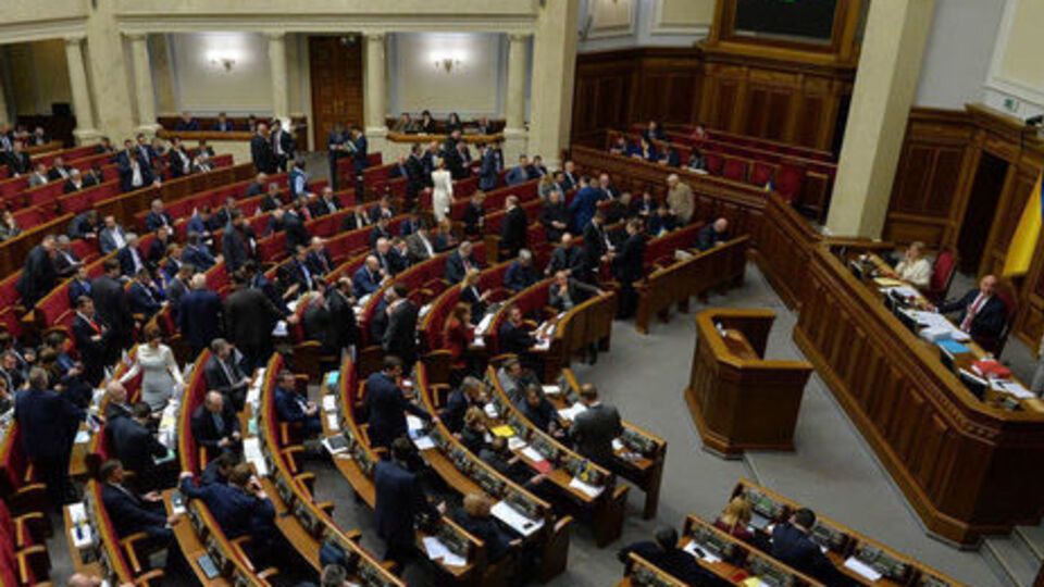 Верховна Рада продовжила пленарне засідання, щоб проголосувати за протимінний закон