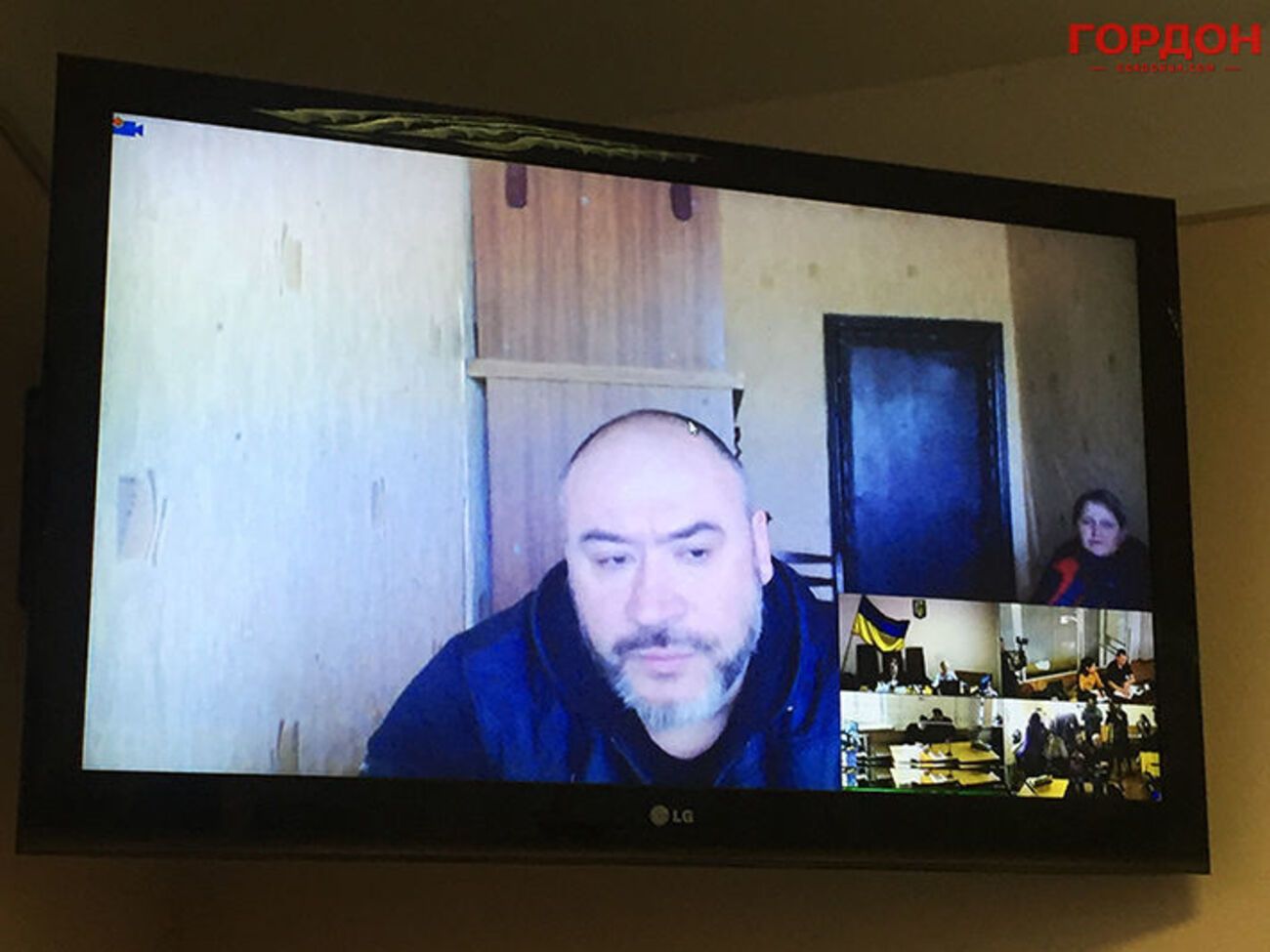 В сегодняшнем судебном заседании Крысин участвовал в режиме видеосвязи из Торецкой колонии, куда его этапировали в октябре 2018-го