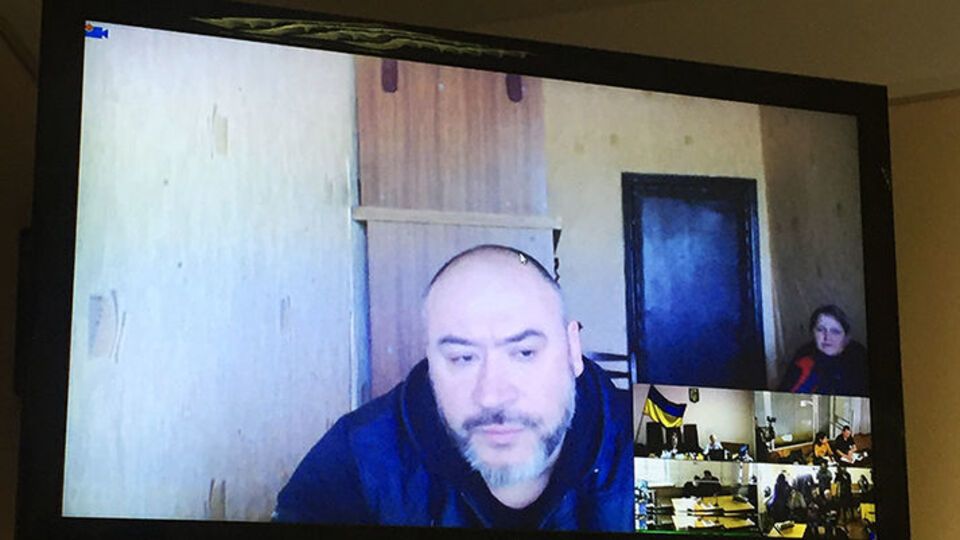 У сьогоднішньому судовому засіданні Крисін брав участь у режимі відеозв'язку з Торецької колонії, куди його етапували в жовтні 2018-го