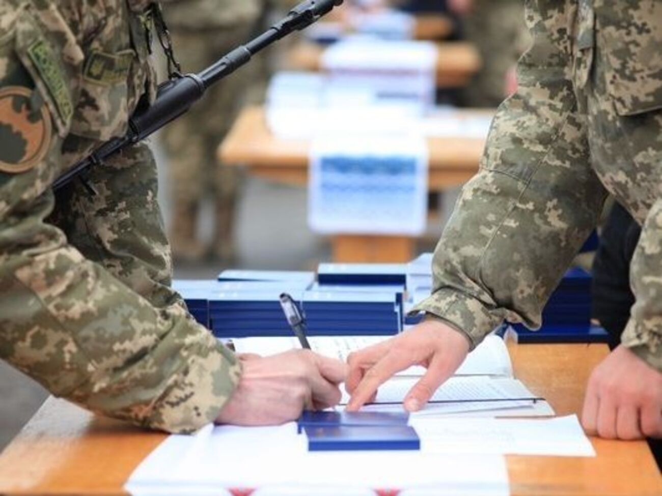 В числе украинцев, подписавших контракт на службу в ВСУ в 2018 году, 1700 офицеров