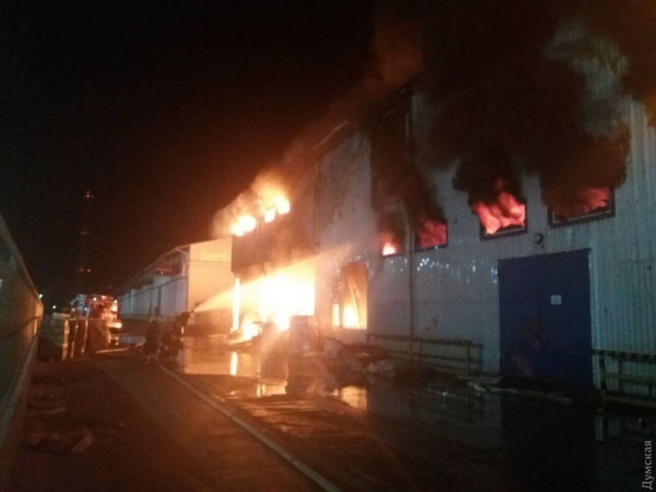 В результате пожара пока никто не пострадал