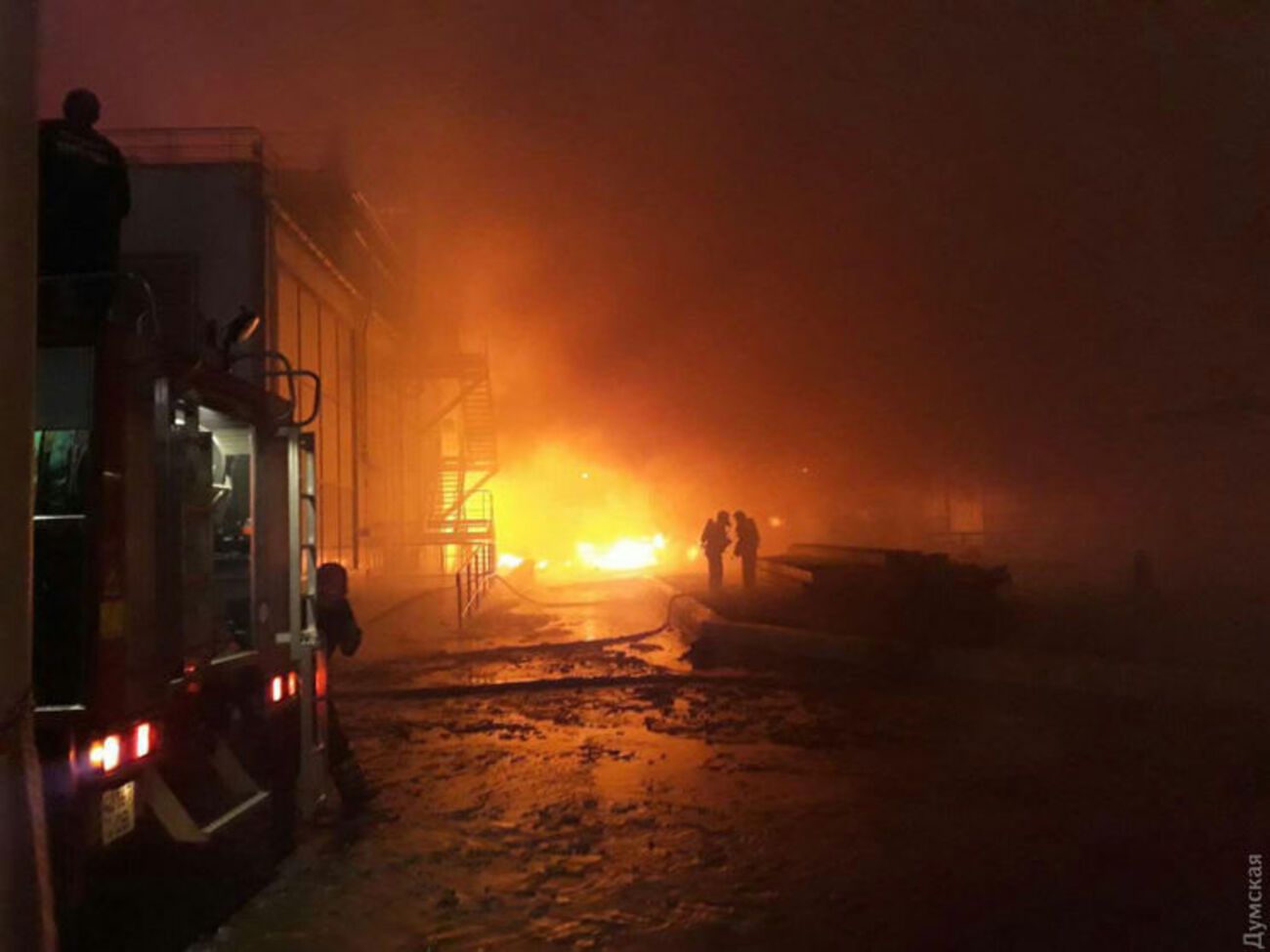 Рятувальники локалізували пожежу на олієпереробному заводі в Одеській області. Фоторепортаж