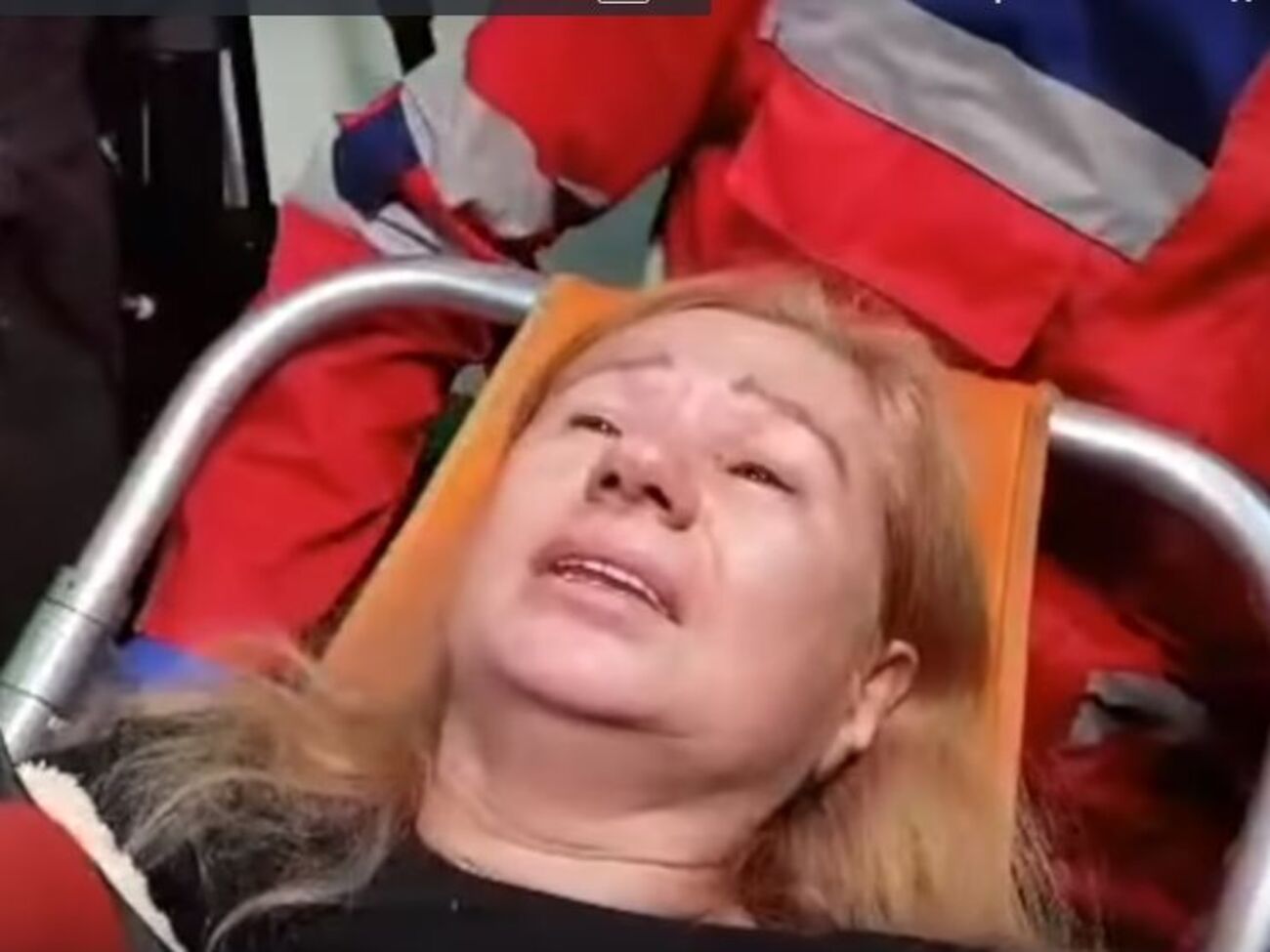 Медики вынесли Бережную из квартиры на носилках