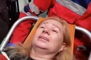 Медики вынесли Бережную из квартиры на носилках
