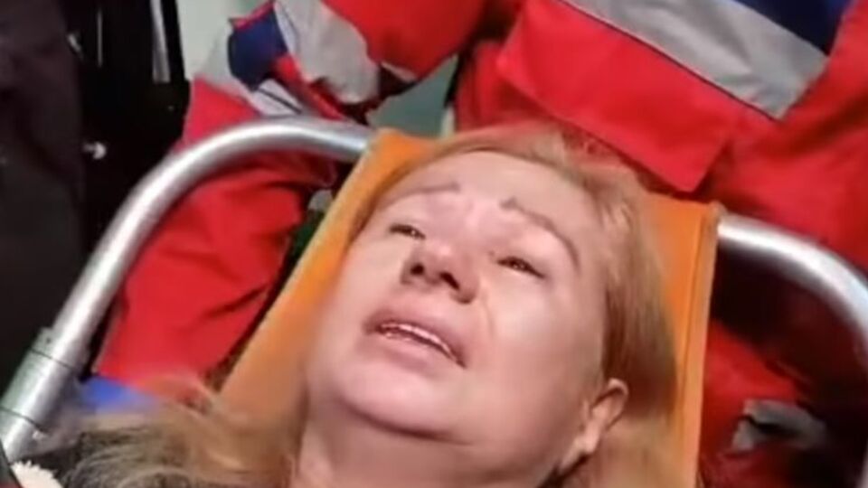 Медики вынесли Бережную из квартиры на носилках