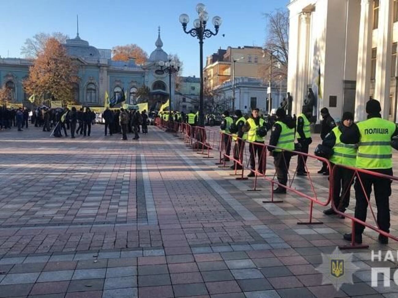 Полиция охраняет правительственный квартал