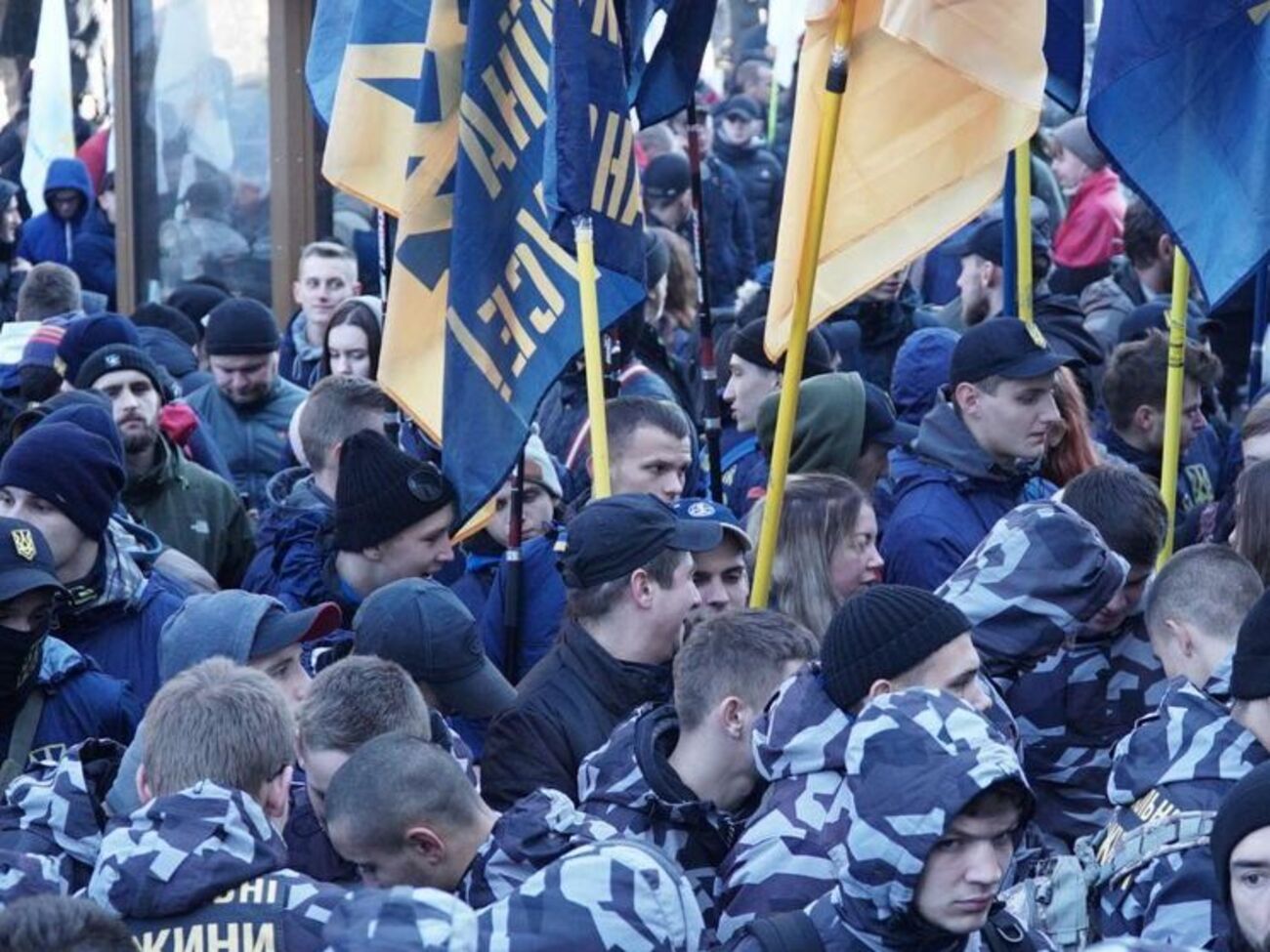 В акции участвуют сотни людей