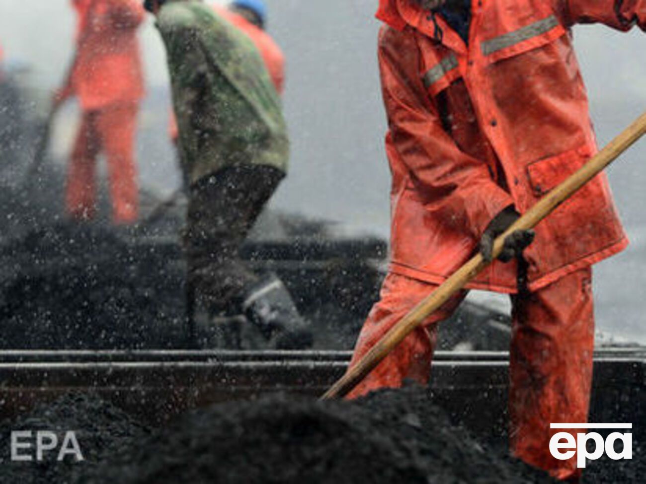 Грузовики с углем ехали неподалеку от Золотого