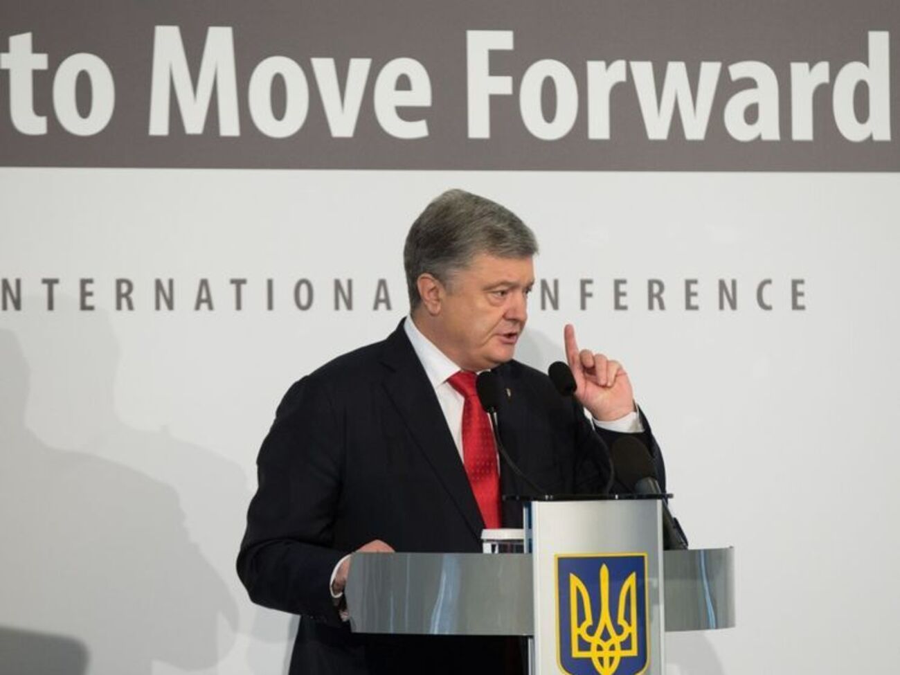 Порошенко: Будь-які натяки на ослаблення тиску провокують Росію на ігнорування мирного процесу на Донбасі