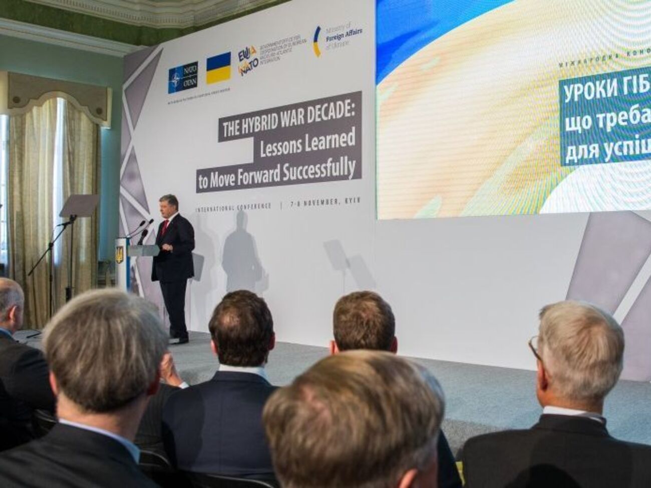 Порошенко: Сейчас Азовское море активно насыщается военными кораблями, где отрабатывается система блокады украинских морских портов