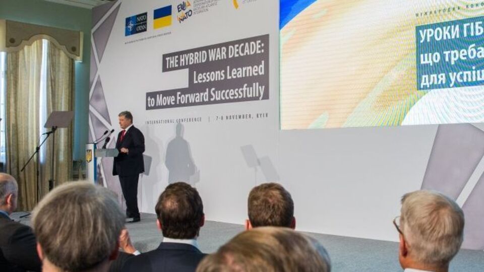 Порошенко: Зараз Азовське море активно насичується військовими кораблями, де відпрацьовується система блокади українських морських портів