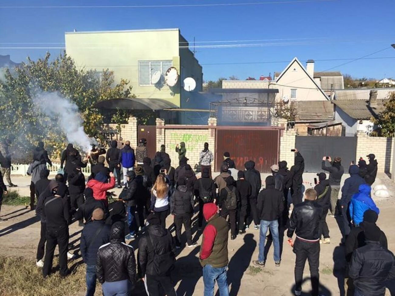 Активисты забросали файерами дом фигуранта дела Гандзюк Павловского. Фоторепортаж