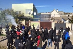 Активисты забросали файерами дом фигуранта дела Гандзюк Павловского. Фоторепортаж