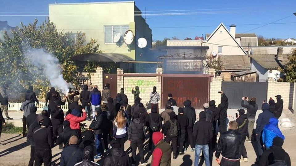 Активісти закидали фаєрами будинок фігуранта справи Гандзюк Павловського. Фоторепортаж