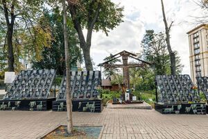 Крест и стенды с портретами являются историческими памятниками, заявляют в музее Революции достоинства