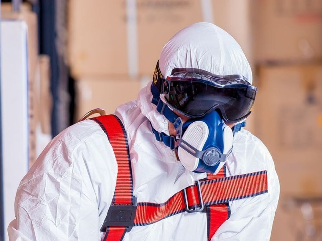 На території занедбаного комбінату бачили людей у костюмах хімзахисту