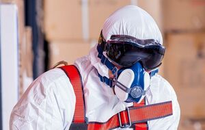 На территории заброшенного комбината видели людей в костюмах химзащиты