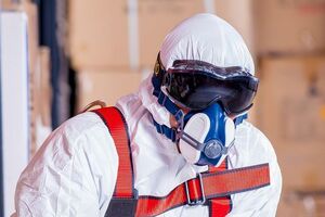 На території занедбаного комбінату бачили людей у костюмах хімзахисту