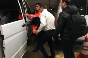 Гуту (в белой рубашке) экстрадировали из Швейцарии