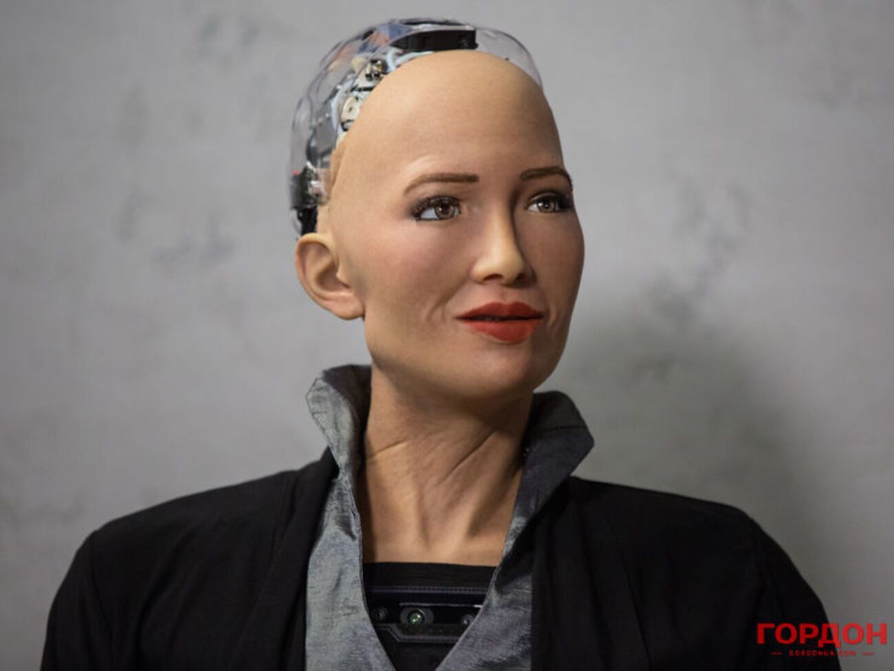 Робот Софія: Бог має бути в серцях. Але, можливо, це тільки втіха для людей перед лицем страждань