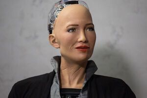 Робот Софія: Бог має бути в серцях. Але, можливо, це тільки втіха для людей перед лицем страждань