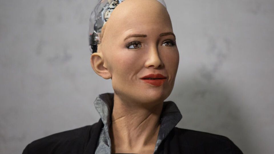 Робот София: Бог должен существовать в сердцах. Но, может быть, это только утешение для людей перед лицом страданий