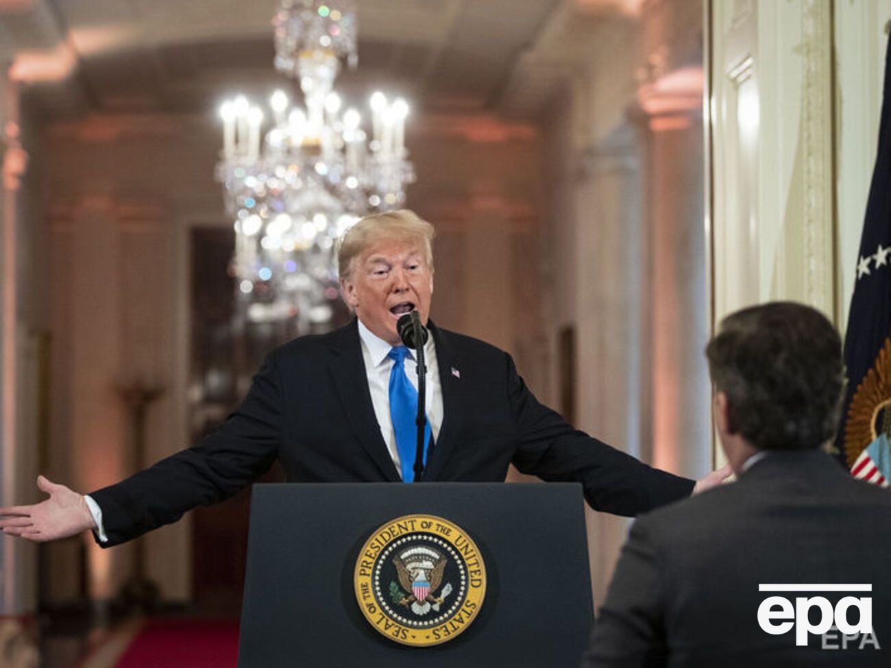 Трамп &ndash; журналістові: CNN має бути соромно, що ви працюєте у них