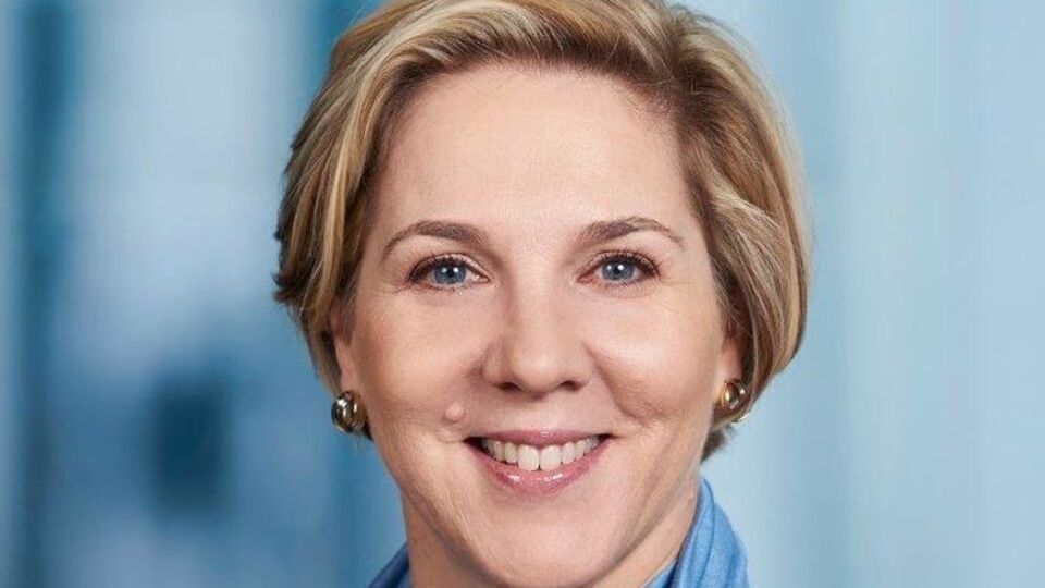 Денхолм является финансовым директором крупнейшего телекоммуникационного оператора Австралии Telstra Corp Ltd.
