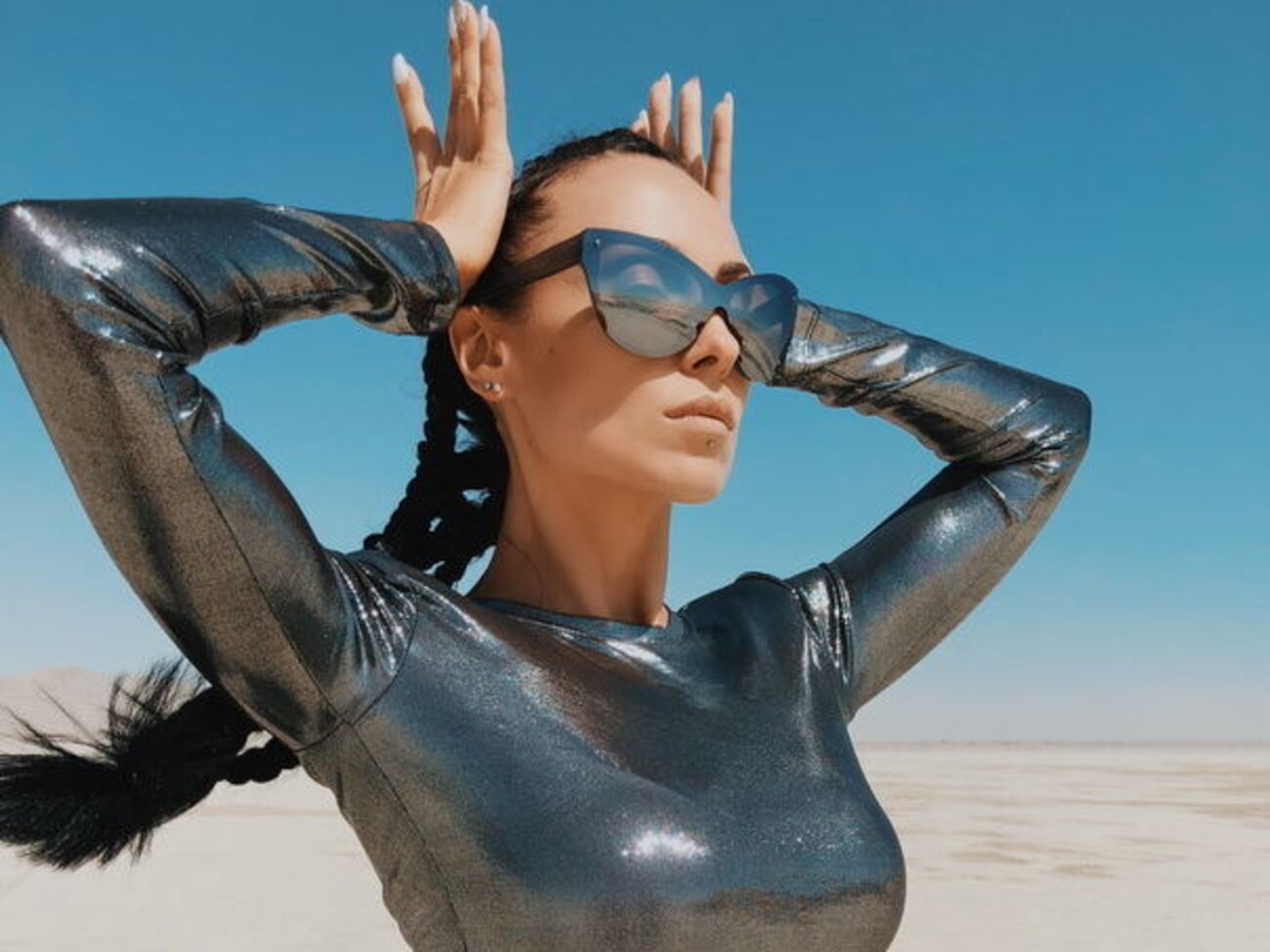 DJ Nana станцевала посреди пустыни