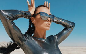 DJ Nana станцевала посреди пустыни