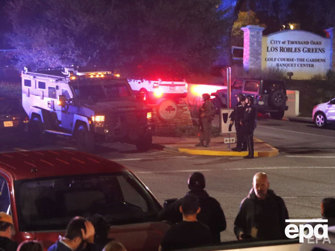 По данным полиции,&nbsp;в момент нападения в баре могли находиться несколько сотен человек