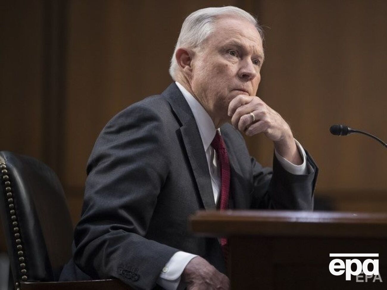 7 листопада Сешнс подав у відставку