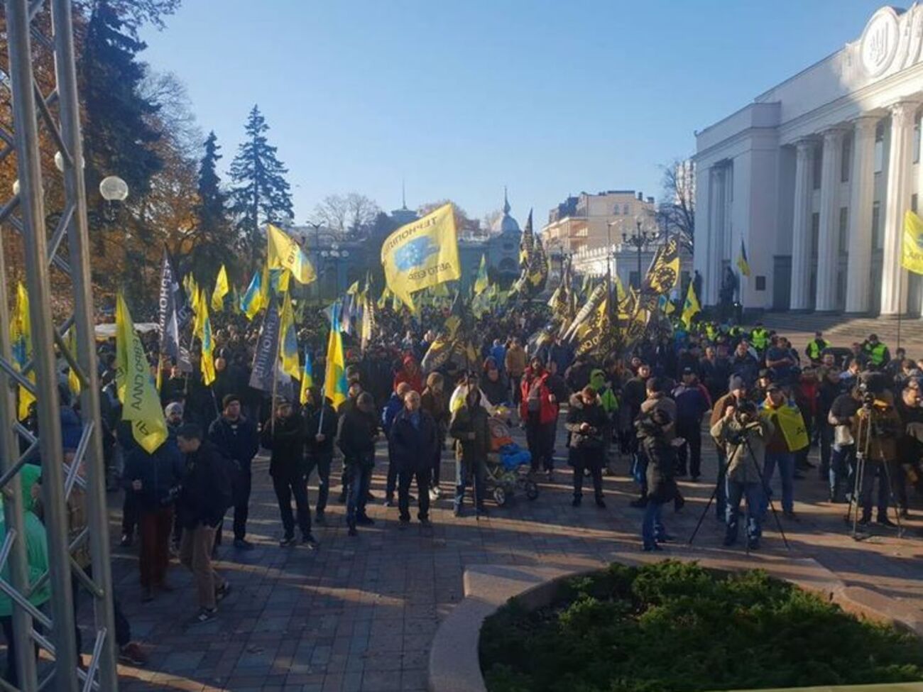 Владельцы "евроблях" протестуют под Верховной Радой