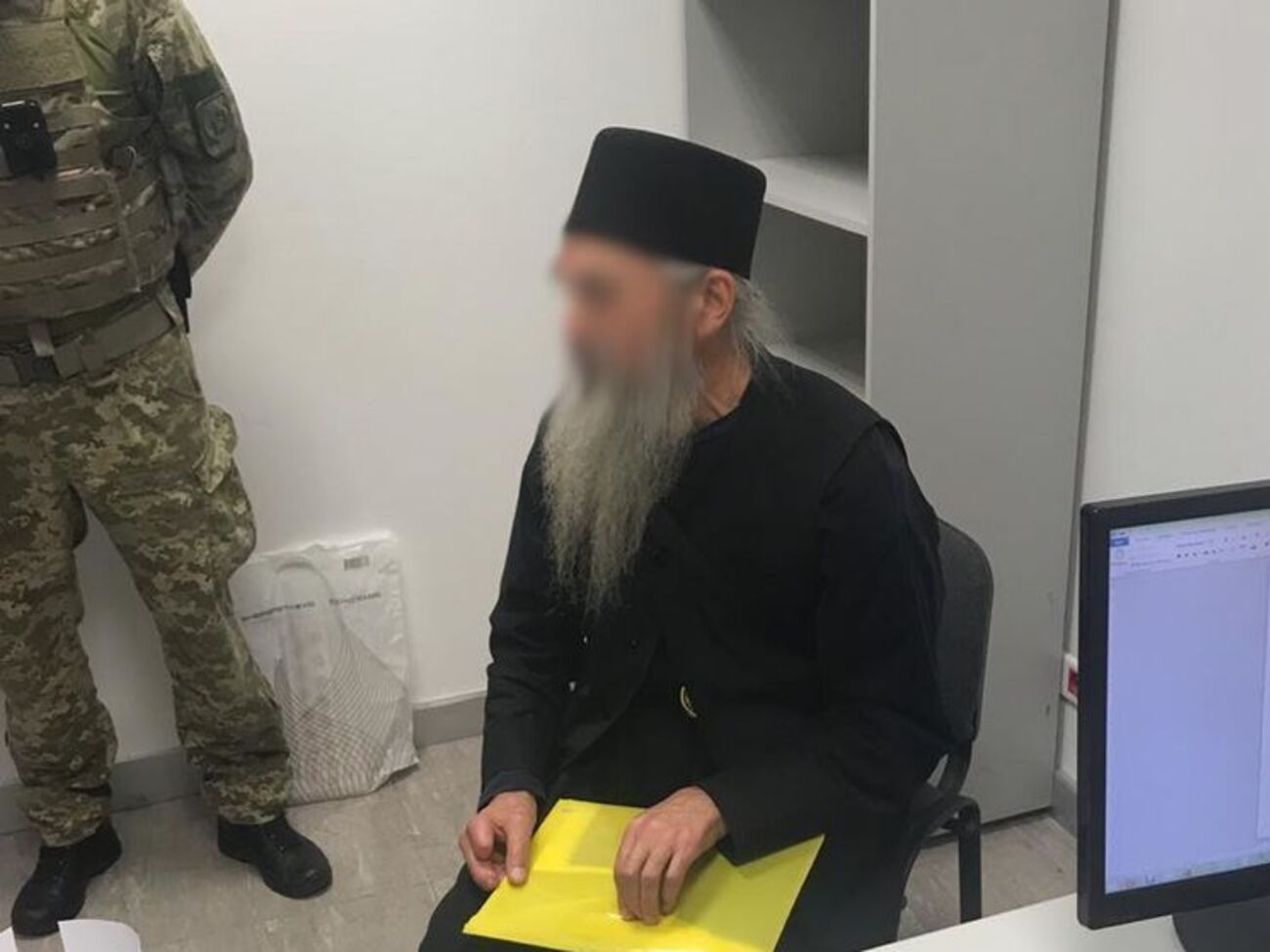 У священика виявили підроблений паспорт