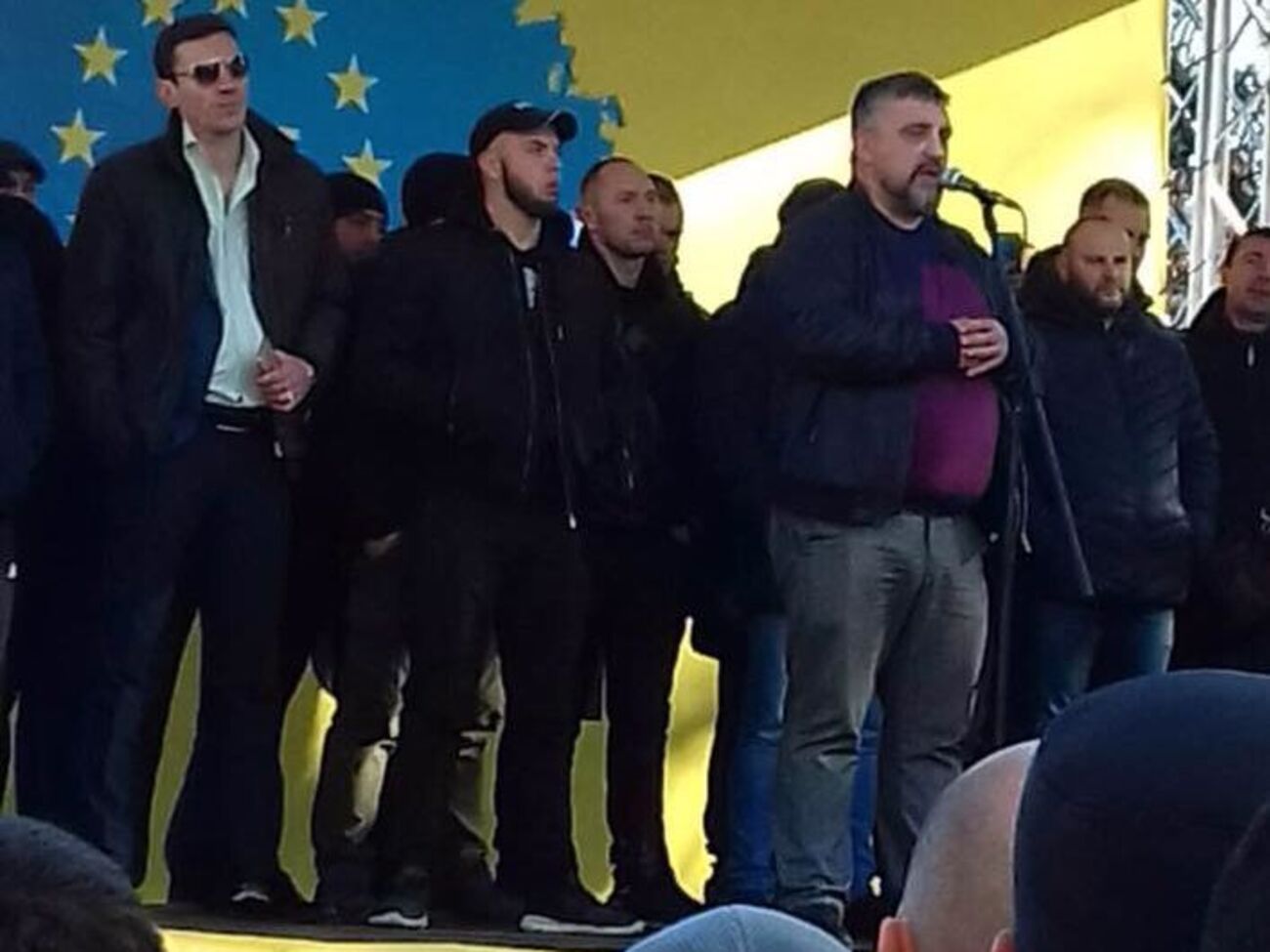 Ярошевич (у микрофона) на митинге пообещал уничтожить свою машину, если депутаты не прислушаются к требованиям протестующих