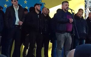 Ярошевич (біля мікрофона) на мітингу пообіцяв знищити свою машину, якщо депутати не прислухаються до вимог протестувальників