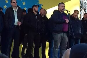 Ярошевич (у микрофона) на митинге пообещал уничтожить свою машину, если депутаты не прислушаются к требованиям протестующих
