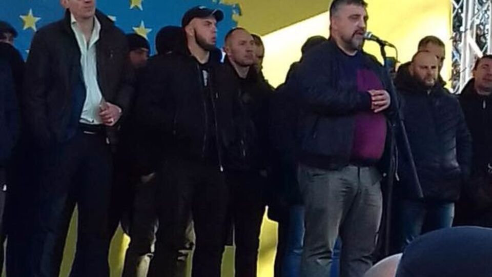 Ярошевич (біля мікрофона) на мітингу пообіцяв знищити свою машину, якщо депутати не прислухаються до вимог протестувальників