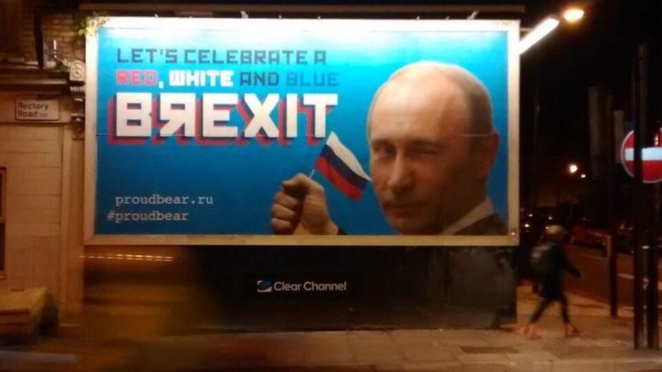 На билбордах президент РФ Владимир Путин подмигивает