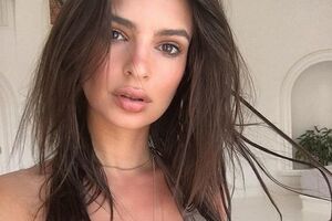 Ратаковски обнажила ягодицы