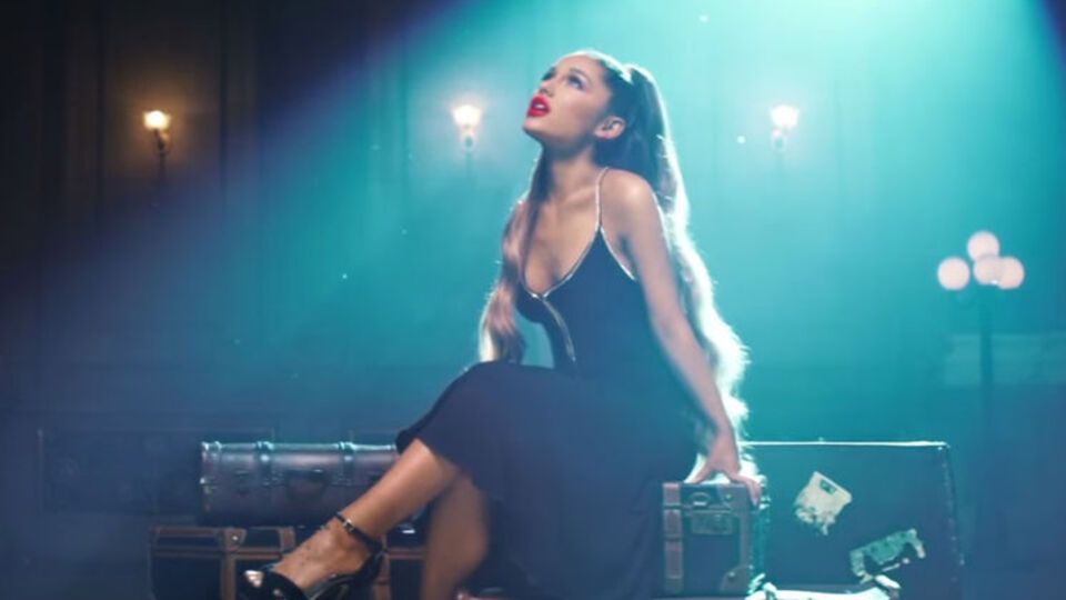 Гранде в ролике позировала на вокзале