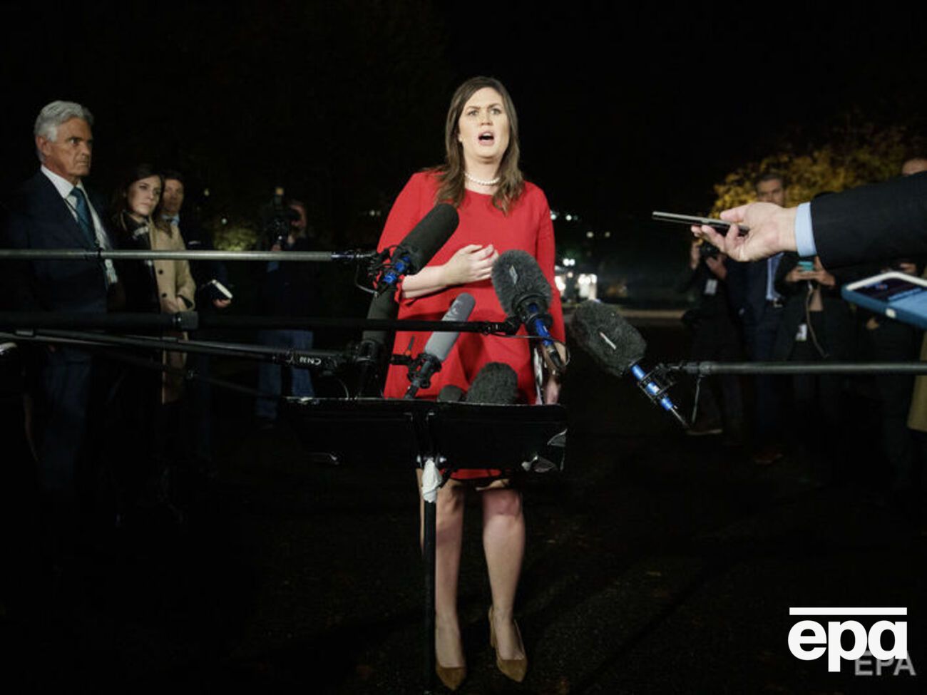 Сандерс звинуватила Акосту в неналежній поведінці стосовно молодої жінки &ndash; стажиста Білого дому