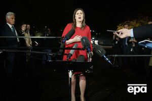 Сандерс звинуватила Акосту в неналежній поведінці стосовно молодої жінки – стажиста Білого дому