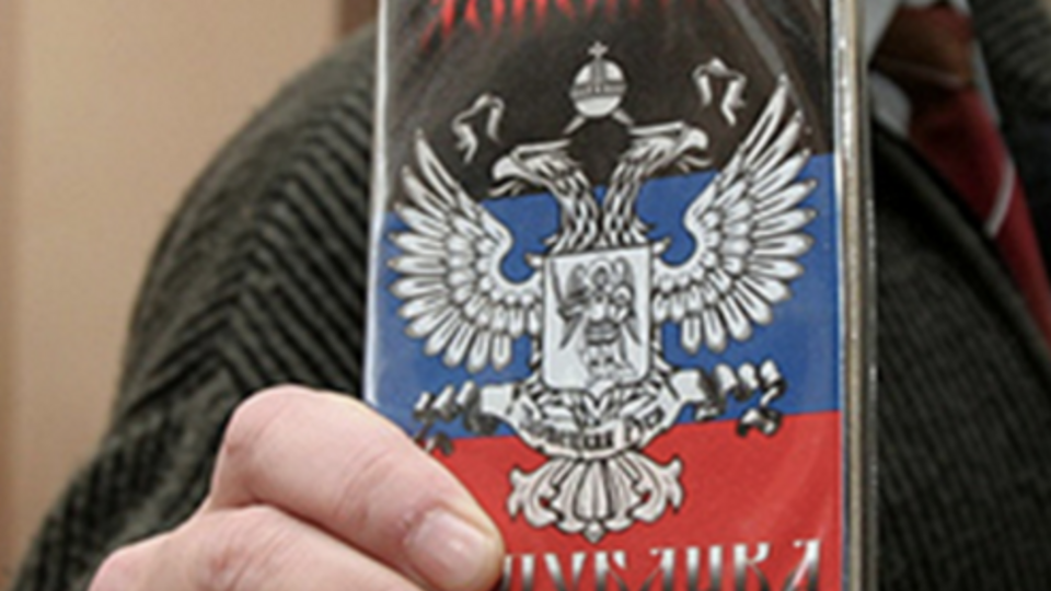 По данным разведки, во всех больницах у пациентов проверяют наличие "паспортов ДНР/ЛНР", чтобы больные проголосовали на псевдовыборах