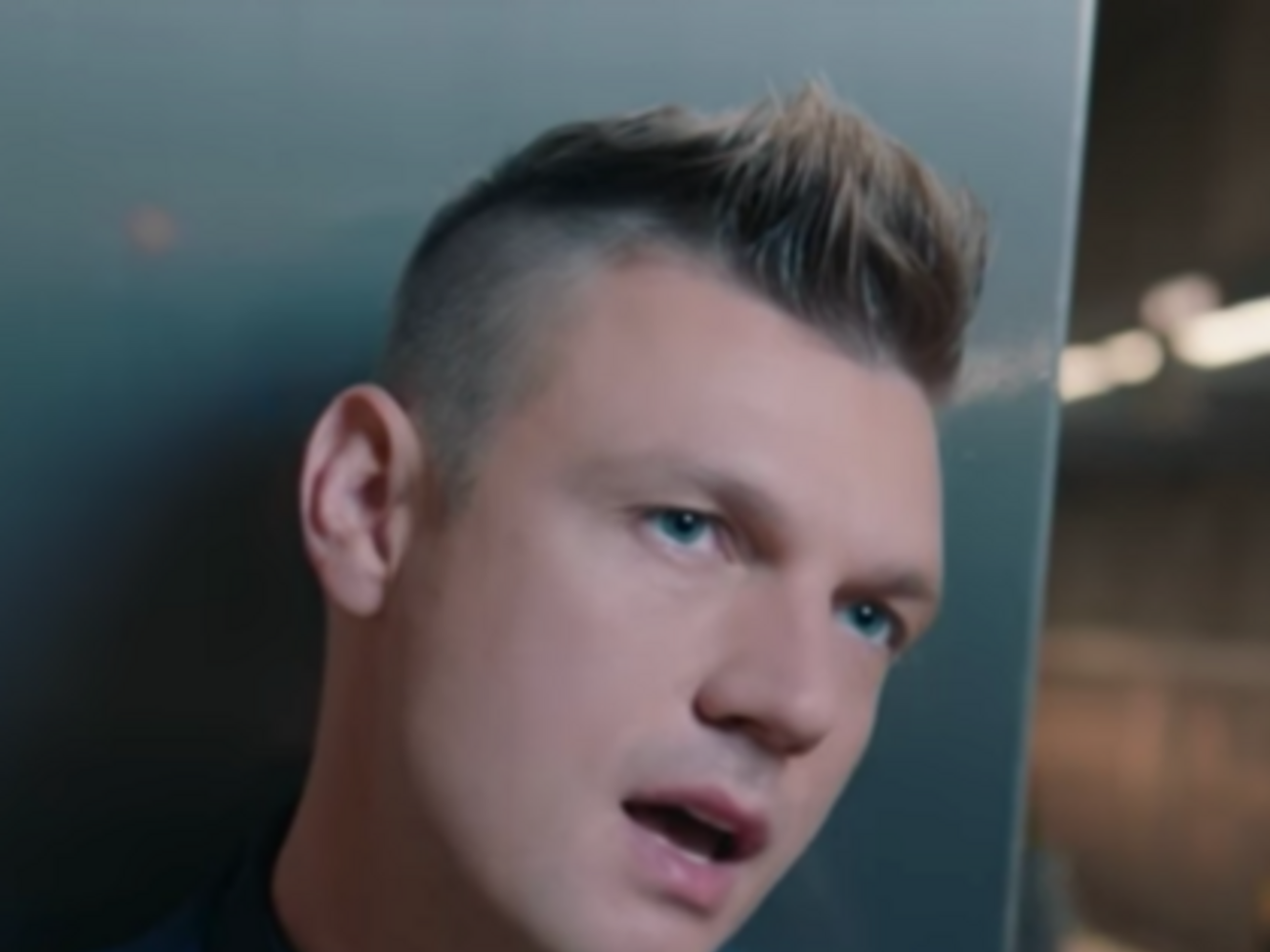 Дія ролика відбувається в метро