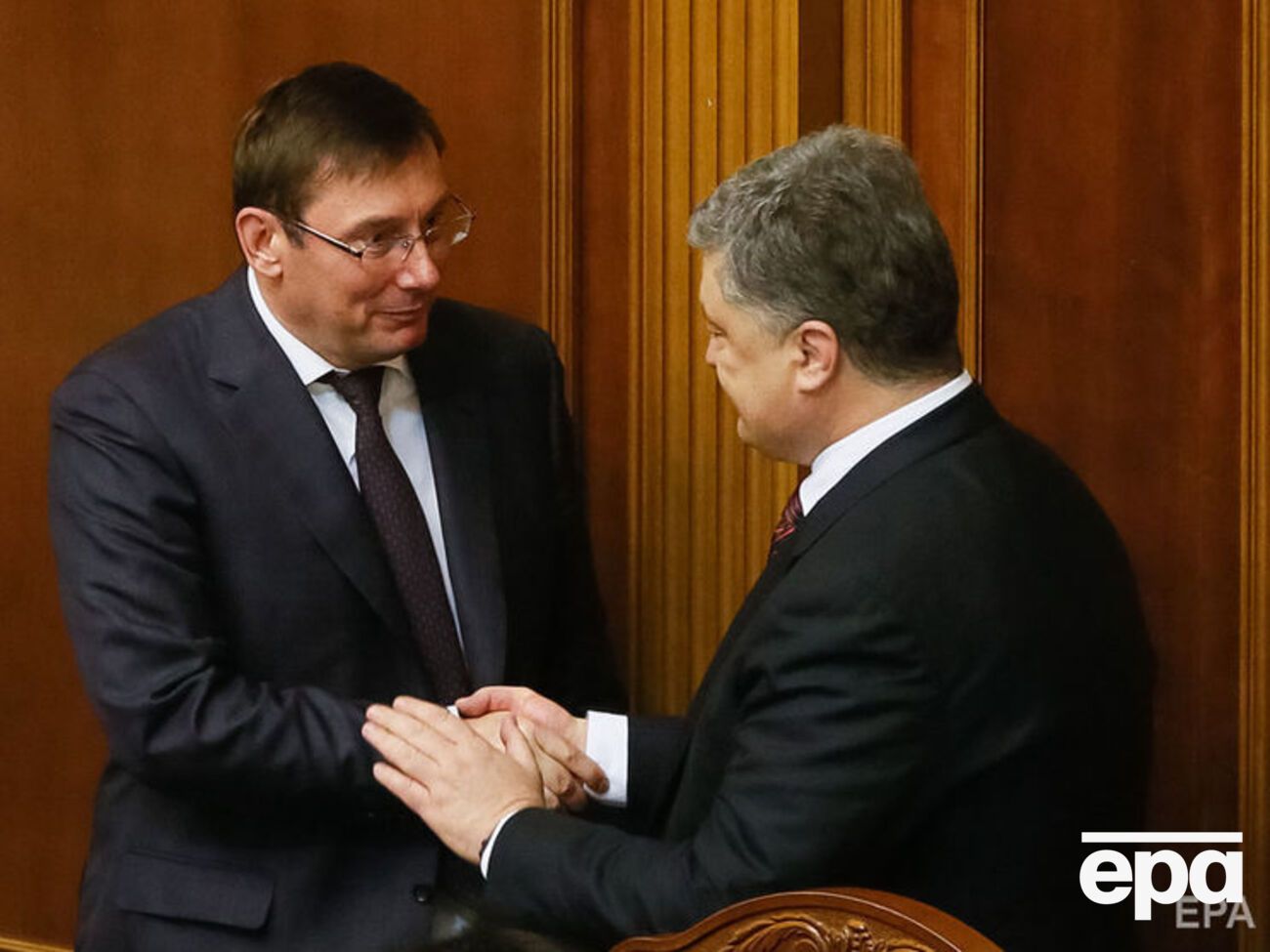 Луценко (слева) остался генпрокурором